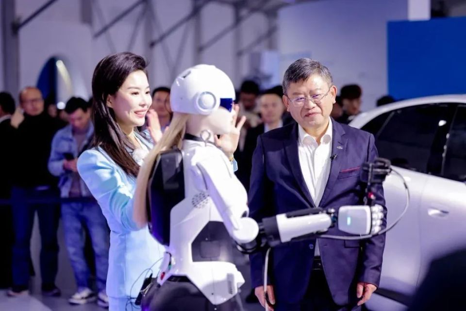 奇瑞打下第二根“桩” 智能化这碗“饭”要怎么吃？——从智能机器人销售看车企转型之路